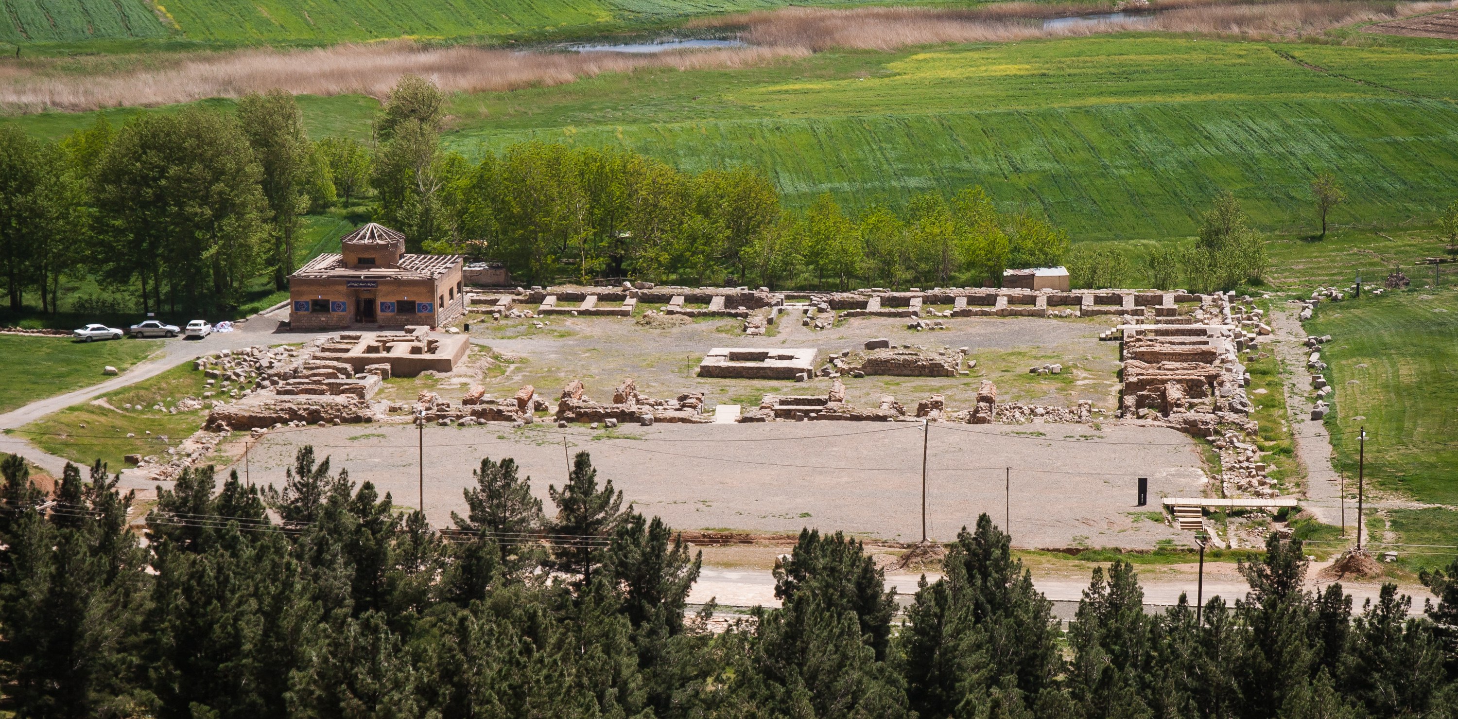 Ilkhanid_Caravanserai,_Behistun.jpg